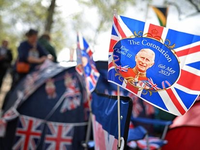 Una bandera conmemorativa de la coronación de Carlos III como rey, a las afueras de Buckingham Palace en Londres.