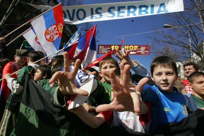 Ni&ntilde;os serbios corean lemas en una marcha nacionalista en Mitrovica.  