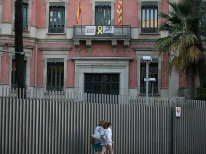 Motivos independentistas en la Consejería de Interior, en Barcelona.