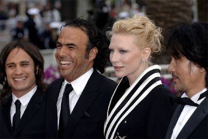 El director mexicano González Iñarritu, junto a García Bernal, Cate Blanchett, y el actor japonés Yakusho.