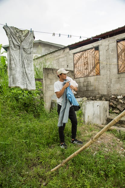 El joven asume que cuando falte su abuela, tendrá que volver a buscarse la vida. Aquí, recoge la ropa mientras empieza a llover. 