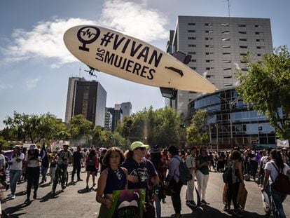 Mujeres marchan en Ciudad de México, el 8 de marzo de 2023.