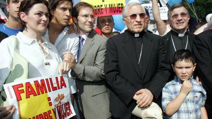 El cardenal Antonio María Rouco, con una gorra en la mano, en la manifestación contra la legalización de matrimonio homosexual apoyada por el PP en 2005.