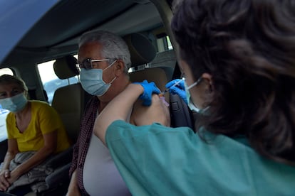 Vacunación con dosis de Pfizer en Pamplona, este viernes.
