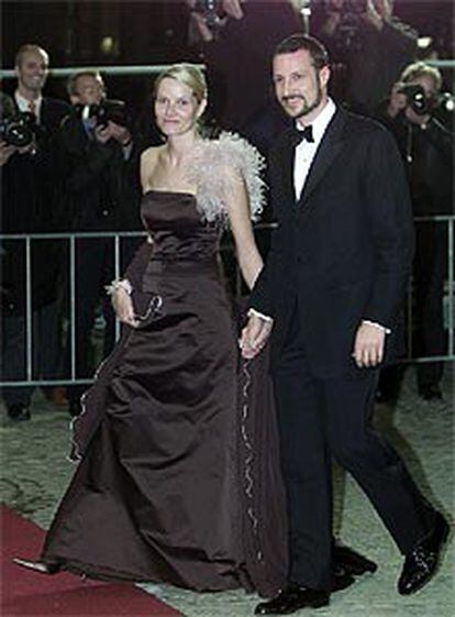 Los príncipes Haakon y Mette-Marit de Noruega llegan a la cena.