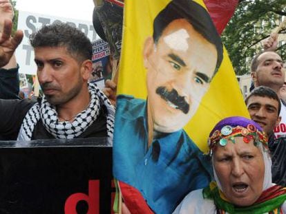 Manifestantes kurdos y yazid&iacute;es contra el Estado Islamico muestran banderas con el rostro de Abdal&aacute; Ocalan, en Hanover (Alemania).   