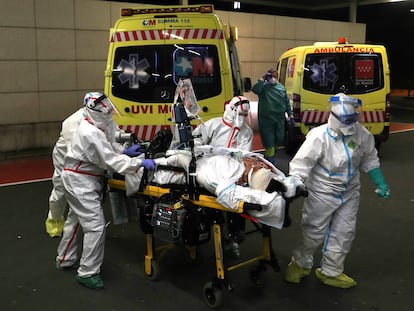 Traslado de una paciente con covid-19 desde el Hospital Universitario de Guadalajara al hospital Puerta de Hierro en Madrid.