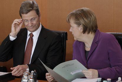 La canciller Merkel y el titular de Exteriores, Guido Westerwelle, ayer en Berlín.