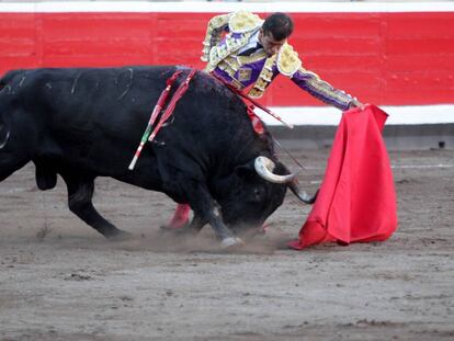 Joselito Adame con su segundo toro, al que le cort&oacute; una oreja.