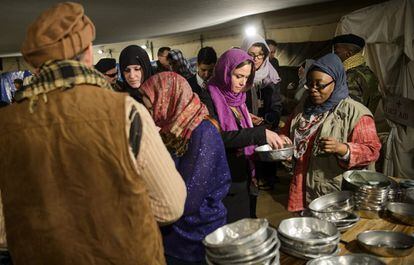 Varias personas participan en un ejercicio para experimentar las situaciones que viven los refugiados, el pasado martes en el foro de Davos.