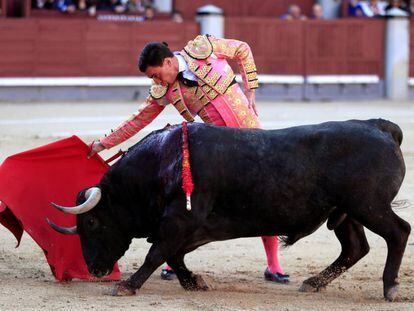 El diestro Octavio Chacón da un pase en la corrida de Las Ventas.