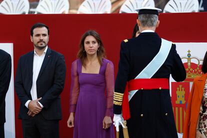 El rey saluda a las ministras de Ciencia e Igualdad, Diana Morant e Irene Montero, y al titular de Consumo, Alberto Garzón, al inicio del desfile del Día de la Fiesta Nacional. 
