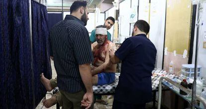 Un herido es tratado en un hospital de campa&ntilde;a en Duma, al este de la capital siria, Damasco.
