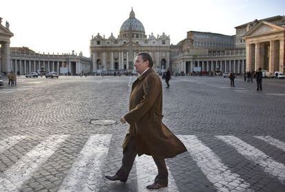 Francisco V&aacute;zquez caminando por el Vaticano