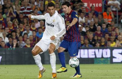 Cristiano y Messi disputan el balón en la Supercopa de 2011.