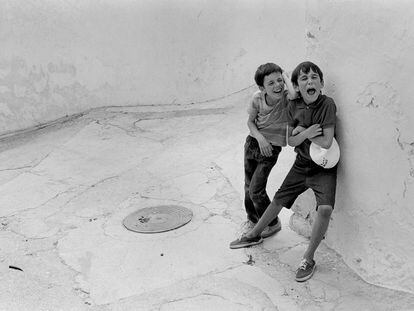 Inocencia y espontaneidad de dos niños jugando en una calle, en Villaluenga del Rosario (Cádiz), en agosto de 1987.