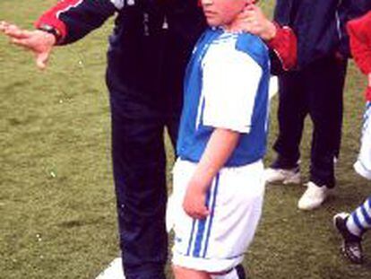 Jean Araya recibía ayer, antes de entrar a jugar, las últimas instrucciones de su entrenador, Alberto Moríñigo.