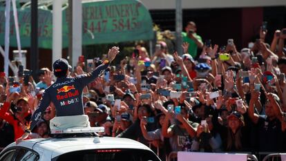 Checo Pérez saluda a los aficionados de F1 en la avenida Vallarta, en Guadalajara. 