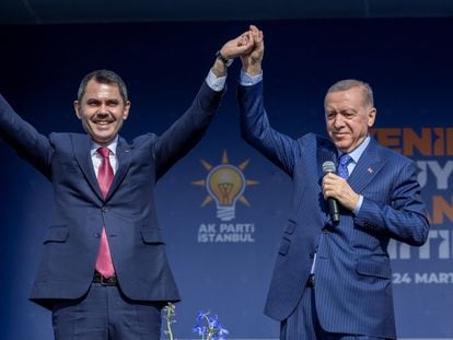 El presidente de Turquía, Recep Tayyip Erdogan, en un acto electoral junto al candidato a la alcaldía de Estambul, Murat Kurum