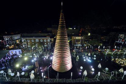 Vista general del árbol de Navidad treinta metros en la ciudad de Biblos, al norte de Beirut, Líbano.
