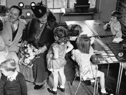 María Montessori, con unos niños en Londres en 1946. 