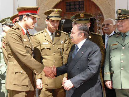 El presidente argelino, Bouteflika, saluda al hijo del presidente libio y comandante del Ejército Khamis Muamar Gadafi durante una visita a Argel en 2008 (Foto:Presidencia Argelina).