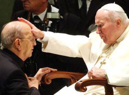 Juan Pablo II bendice a Marcial Maciel durante una audiencia especial al fundador de los Legionarios de Cristo, en noviembre de 2004.