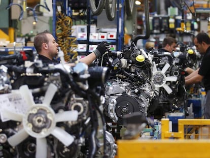 Trabajadores de Nissan en la planta de la Zona Franca de Barcelona.