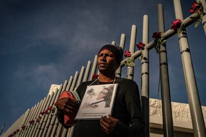 Venezuelan Wenceslao Gutierrez holds the photograph of his friend Rannier Edilber Requena Infante, who lost his life during the fire at the National Migration Institute last Monday, March 31, 2023