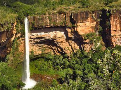 La cascada V&eacute;u de Noiva (velo de novia) de 86 metros de ca&iacute;da, en el parque nacional Chapada dos Guimar&atilde;es, en Brasil.