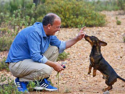 Monago hace carantoñas a su perro, Tim, en su casa de Badajoz