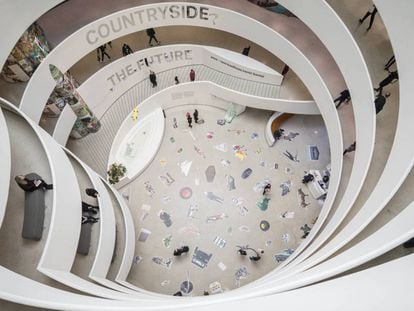 Vista de la muestra de Rem Koolhaas en la espiral de Museo Guggenheim de Nueva York.