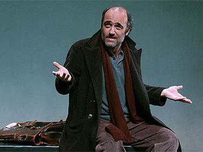 Francesc Orella, en una escena de <i>La caída</i>, de Albert Camus