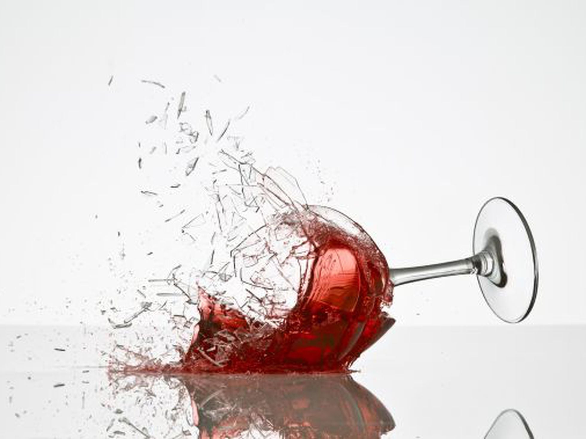 Разбитый стакан воды. Падающий бокал. Бокал красного вина разбитый.