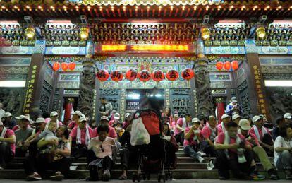 Un grupo de peregrinos esperan la llegada de la imagen de la diosa Matsu en el templo de Ziyunyan, en Taiwán.