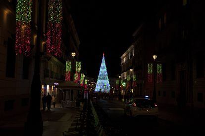El nuevo árbol de Navidad de la Puerta del Sol, visto desde la calle de Alcalá.