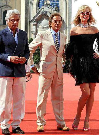 Los diseñadores Valentino y Giancarlo Giammetti, junto a la modelo Eva Herzigova poco antes de la proyección del documental 'Valentino: The Last Emperor'