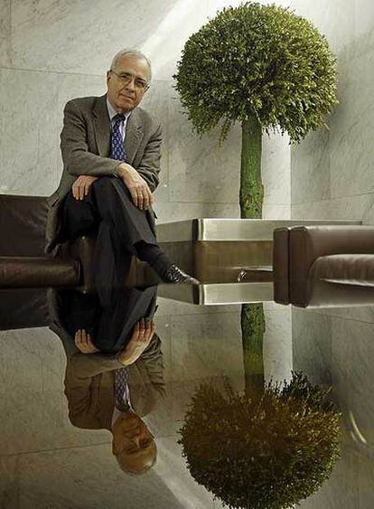 José María Maravall, fotografiado en el vestíbulo del edificio de Estudios en Ciencias Sociales en el que trabaja.