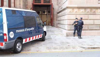 Dos agentes de la Policía Nacional en el TSJC.