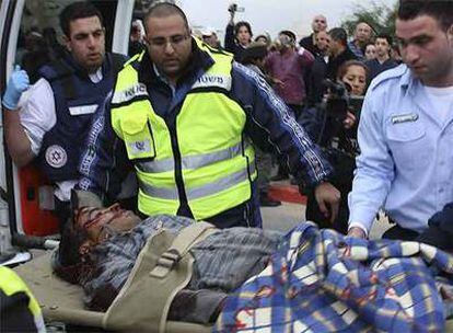 Servicios de asistencia médica de Israel trasladan a un hombre herido que después murió,  hoy en Ashkelón como resultado del lanzamiento de un cohete de Hamas