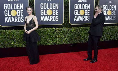 Rooney Mara posa en la alfombra de los Globos ante Joaquin Phoenix.