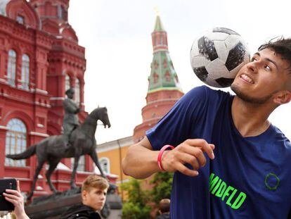 Un aficiondo posa para una foto en Moscú. 