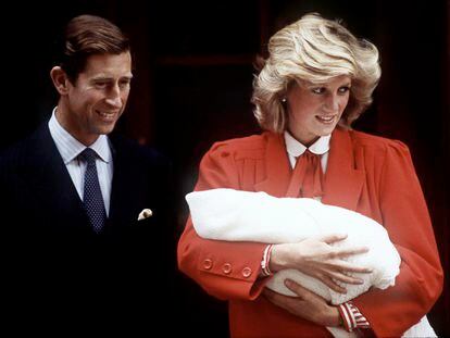 El 16 de septiembre de 1984, los príncipes Carlos y Diana de Gales abandonaban el hospital St. Mary de Londres con su segundo hijo, Enrique de Inglaterra.