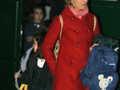 La Infanta, con sus hijos, ayer a la salida del colegio.