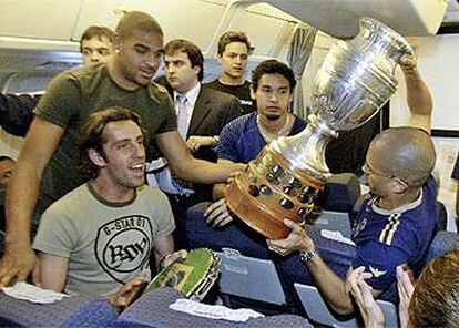 Los jugadores brasileños celebran el título en el avión de regreso a Sao Paulo.