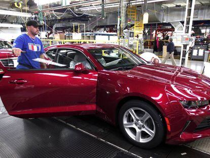 Un trabajador de General Motors en una planta de EE UU.