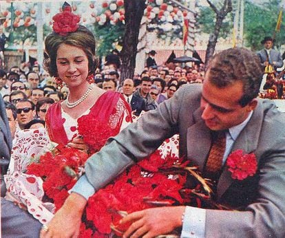 En 1968, la entonces princesa Doña Sofía visita la Feria de Abril vestida con un traje de lunares rojos de la empresa Lina.