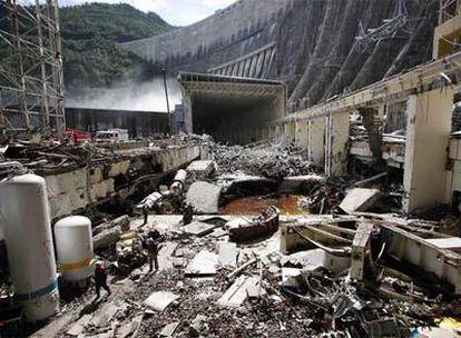 Daños en una sección de la planta hidroeléctrica de Sayano-Shúshenskaya.