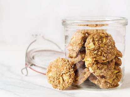 Mirad esa galleta apoyada con desgana en el bote, como si esperara el autobús de las galletas