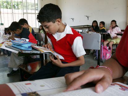 Estudiantes de la escuela Ricardo Flores Magón en su salón de clases en Santa María de Tule, Estado de Oaxaca (México).